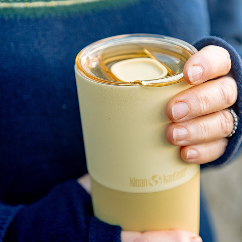 daily-on-the-go-set-i6 16oz_rise_tumbler_wax_yellow_closeup_hand_lid_square.jpg