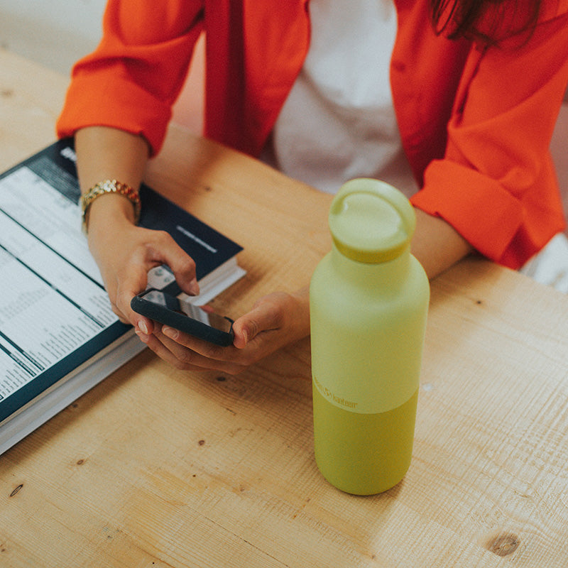 daily-on-the-go-set-i6 20oz_rise_classic_insulated_bottle_acacia_worker_phone_square.jpg