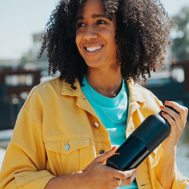 daily-on-the-go-set-i6 20oz_rise_classic_insulated_bottle_black_woman_smile_square.jpg